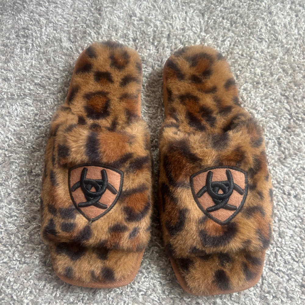 NWT Ariat Slippers